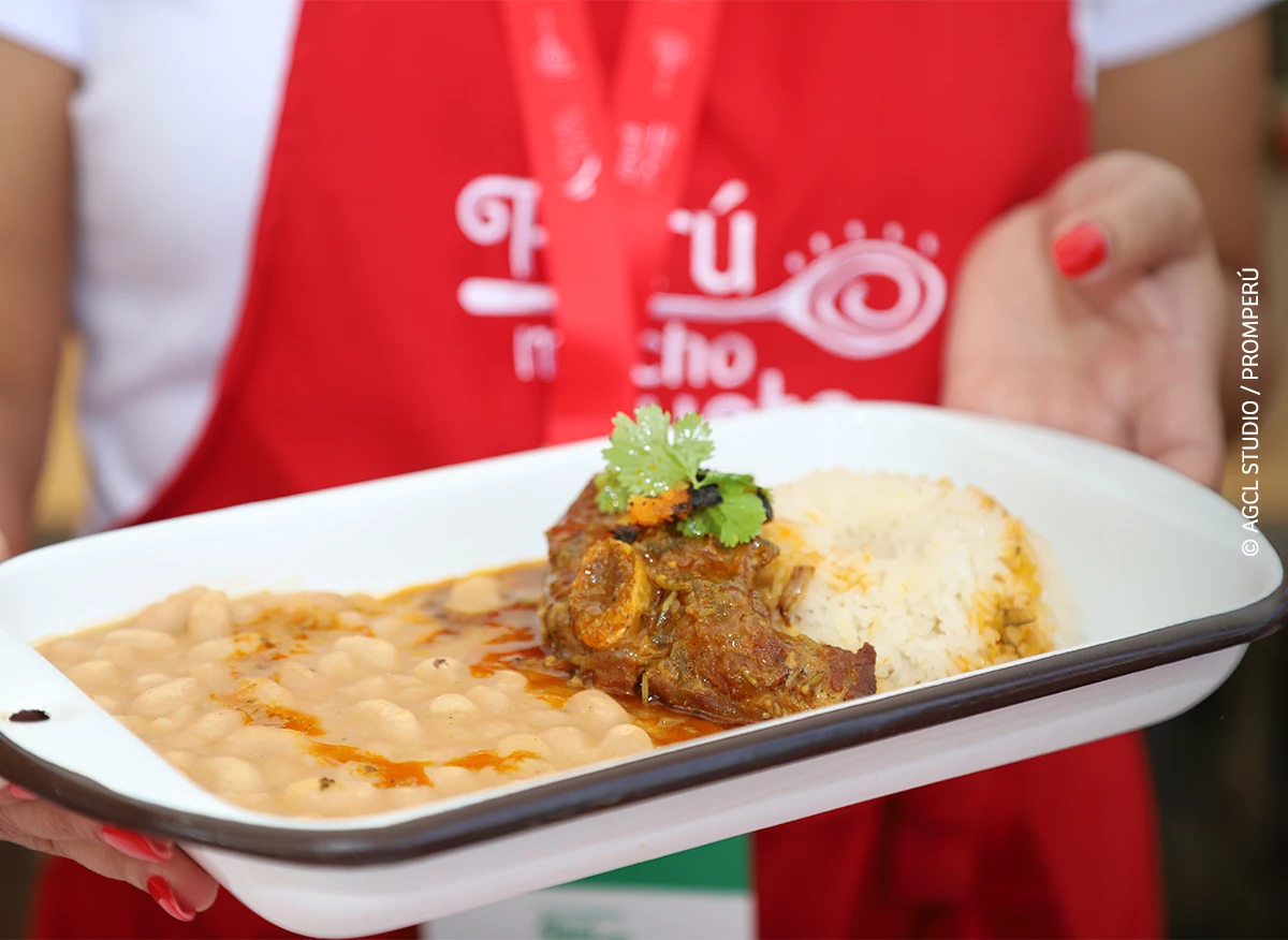 Recorre el Perú con sus platos bandera: aprende la receta en un minuto